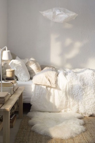 meuble bois, tapis et couette de laine associés pour une decoration cocooning dans la chambre