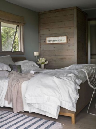 un sol parquet, un lit en bois des couleurs naturelles, la chambre se fait cosy comme dans un chalet