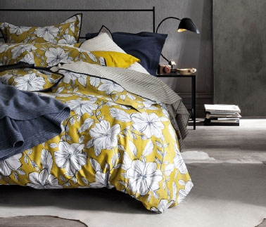 Dans chambre taupe et bleu cosy parure de lit cocooning collection Nina Ricci Maison