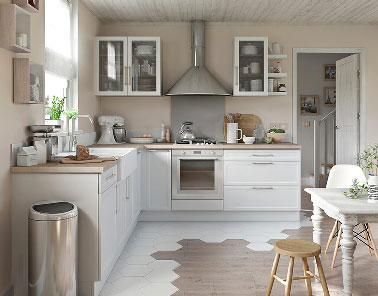 Ambiance chaleureuse dans la cuisine avec le meubles de cuisine Fog Castorama blanc et son plan de travail en chêne massif 124.90 € en écho du parquet chêne blanchi 44.90 € le m2. 