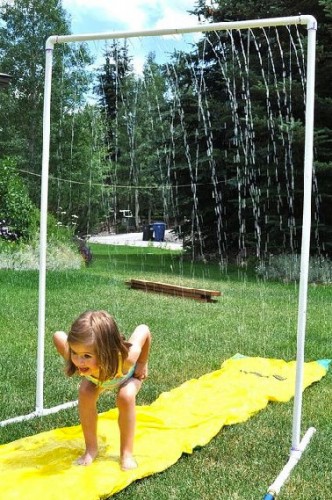 Voilà un exemple de douche d'extérieur pour rafraîchir et ravir les enfants. Sous forme de pluie l'eau s'écoule depuis un tube PVC percé dans le haut de la douche.