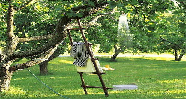 La douche d'extérieur un des plaisirs du jardin lorsque le besoin de se rafraîchir se fait sentir. Un pommeau, un tuyau d'eau, quelques accessoires, un peu de bricolage et la douche extérieure est en place.