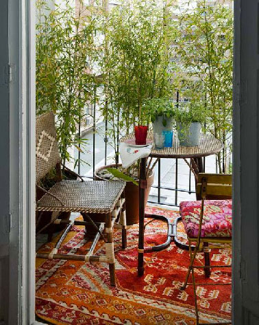 Du bambou pour former une barrière de protection naturelle face aux regards des voisins, une astucieuse déco avec un salon de jardin cosy pour le plaisir et la couleur, tout est réuni pour profiter de son balcon toute l’année.