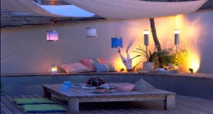 Pour créer une ambiance déco de rêve à l’heure du dîner, découvrez des idées pour avoir un éclairage de table de jardin chaleureux et convivial, Lampions, lampes à pétrole, guirlandes lumineuses, bougies tout est permis pour éclairer la table dans le jardin