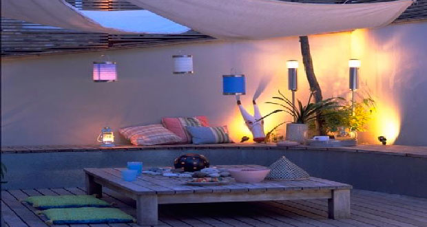 Pour créer une ambiance déco de rêve à l’heure du dîner, découvrez des idées pour avoir un éclairage de table de jardin chaleureux et convivial, Lampions, lampes à pétrole, guirlandes lumineuses, bougies tout est permis pour éclairer la table dans le jardin