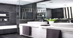 La teinte gris anthracite a tout pour mettre en valeur la décoration d’une pièce. Avec une peinture sur un pan de mur, ce gris intense révèle son aspect design avec des couleurs en contraste de rouge, jaune par exemple et révèle les nuances de gris clair d’un canapé par exemple.