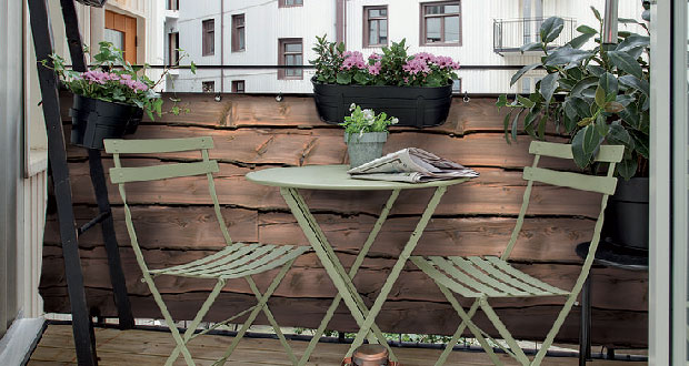 L’aménagement du balcon avec un sol en caillebotis, lames de bois ou planches, plus du canisse et des meubles en osier, voilà une déco de balcon pleine de charme.