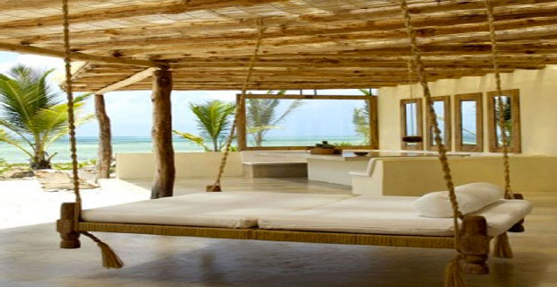 A installer sous le patio, ou sur la terrasse, un lit de jardin suspendu aux allures coloniales pour s’inspirer en le personnalisant pour qu’il s’intègre à la déco et aux couleurs de la terrasse.