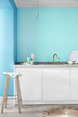 Les nouvelles couleurs peinture Little Greene s’accordent dans la cuisine. Peinture Rengency Blue 253, Pale Berlin 258, et Delicate Blue 248 Little Greene.