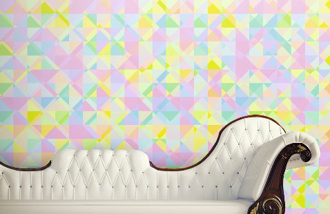 un papier peint pour réveiller la décoration d'un salon avec des meubles de styles. Motifs de couleurs rose, jaune et vert tendre auprès d'une méridienne en cuir blanc