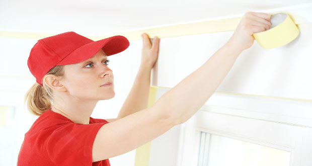 Avec un peu de méthode et un matériel adapté peindre un plafond sans trace devient facile. Ce qu'il vous faut : une peinture plafond, pinceau à réchampir, rouleau à peindre anti-goutte, escabeau ou une perche téléscopique