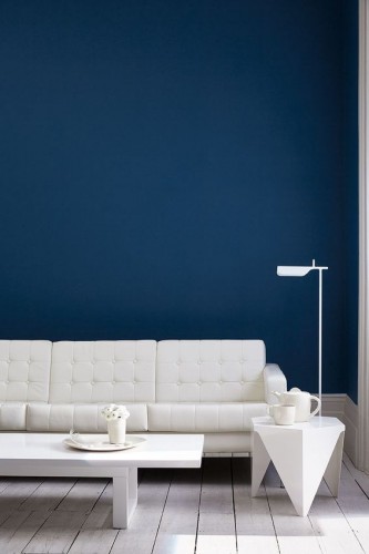 Couleur bleu intense sur les murs d’un salon blanc avec la peinture Royal Navy 257, Little Greene