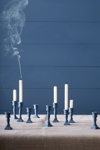 Pour peindre les murs d’une cuisine esprit retour du grand large une teinte de peinture bleu Woad 251 Little Greene