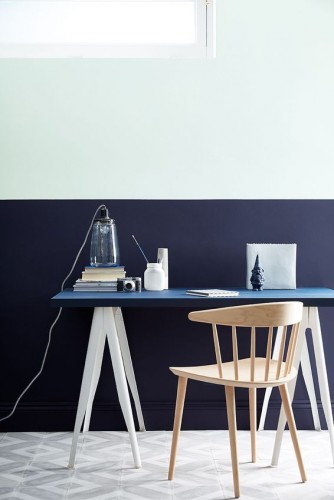 Pour souligner l’emplacement du bureau dans une pièce, une peinture bleu en soubassement coordonnée à une peinture blanche sur le haut du mur. Peinture couleur Dock Blue 252 et Celestial White 262 de Little Greene