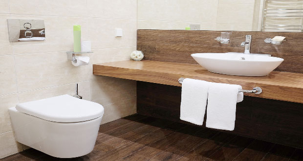 En mural, sur sol, plan vasque et mur douche, pour peindre du carrelage et faïence, quelle peinture carrelage salle de bain choisir pour un résultat au top ? On vous conseille et donne une idée du prix...