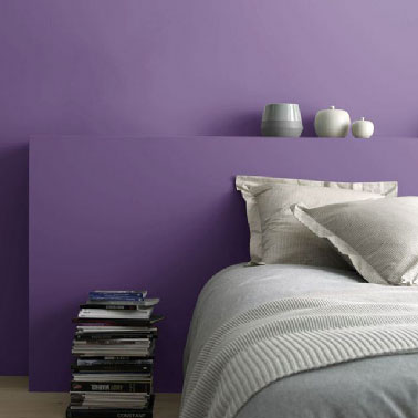 Peinture chambre couleur violet dépolluante Castorama Pour repeindre les murs et la tête de lit d’une chambre, la peinture dépolluante couleur violet (Pensée) en finition satin de Castorama. Existe en 50 couleurs et finition mat.