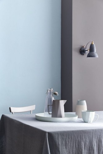 Douceur du Bleu avec une peinture gris taupe pour une déco de salle à manger tendance. Peinture Mazarine 256, Marine Blue 95, Air Force Blue 260 et Ultra Blue 264 Little Greene