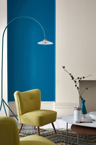 Une peinture bleu azur pour mettre en valeur une niche dans un salon couleur lin. Peinture teinte Moon Shadow 261 et Slaked Lime Deep 150 Little Greene