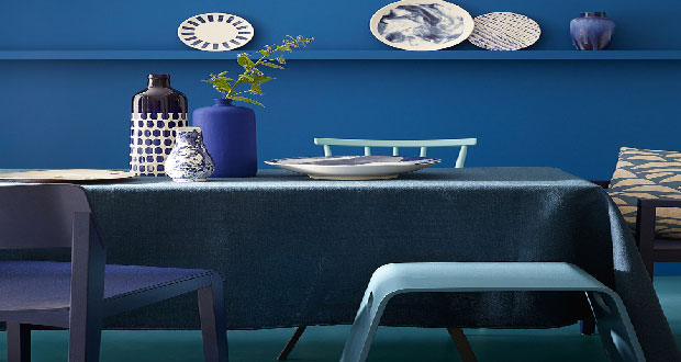 Pour peindre tous les murs de la maison, La couleur bleu déclinée en 21 teintes avec la collection peinture Blue de Little Greene disponible en mat, satin et laque.