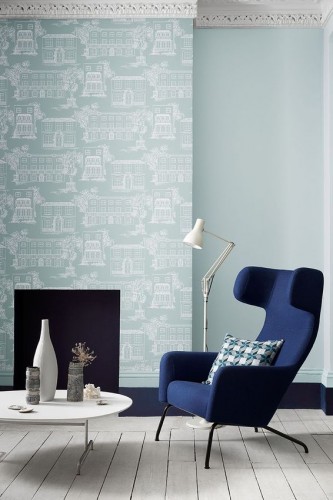 Le salon exprime une déco raffinée avec une peinture couleur bleue  déclinée en 3 nuances autour d’un papier peint aux teintes assorties. Peinture Hampstead, Dock Blue 252 et Penumbra with Celestial Blue 101. Little Greene