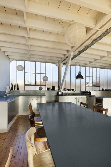 Une seule peinture dans la cuisine pour peindre les poutres du plafond, les plan de travail, la crédence et la table, le concept Tollens avec la peinture rénovation multi supports Design & Vous en vente chez Castorama