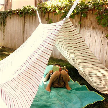 Revisitez la manière de vous prtéger du soleil près de la piscine ou dans le jardin avec cette modèle de tente de jardin à faire simplement avec une pièce de tissu.