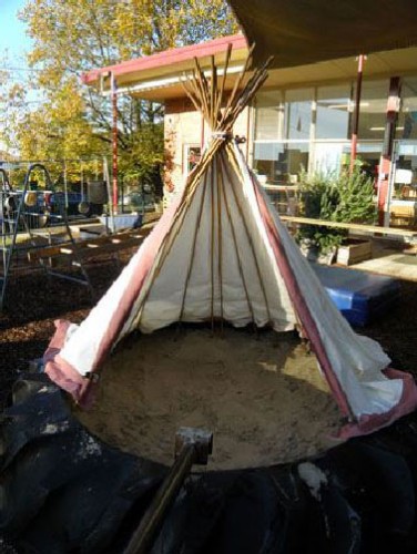 Un tipi rien que pour les enfants ! Il cumule protection du soleil sous la toile et plaisir des jeux de sable. Les poteaux sont plantés sur la moitié du bac pour laisser une grande ouverture du tipi. Pratique, ludique, original, un tipi qu’on adopte !