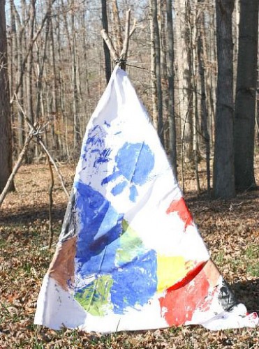 3 branches, une toile, de la peinture et l'aventure sous le tipi peut commencer .Un tipi à faire en famille.