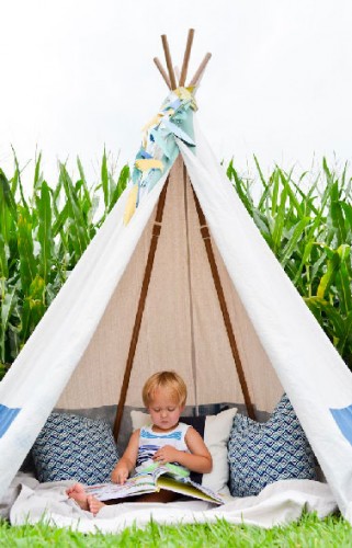 Se détendre et jouer sous le tipi dans le jardin c'est rigolo. Protégé par la toile montée sur des supports PVC et caler dans les coussins, la vie à l’extérieur est un vrai plaisir !