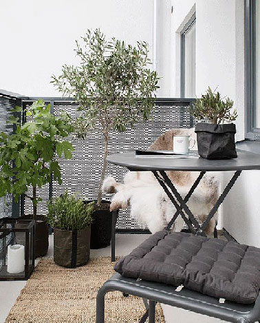 Chut, on est sur le balcon et personne ne peut nous voir ! Une clôture en acier tressé sur le pourtour de la rambarde efficace contre les regards indiscrets, pour une déco nature, un tapis sisal, des plantes vertes…