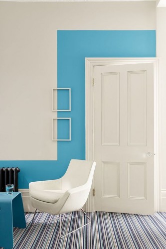 Pour réveiller les murs du salon, une Peinture Route One 254, Air Force Blue 260 et Slaked Lime Deep 150 collection Blue Little Greene 