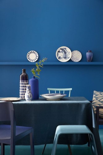 Une déco de salle à manger en déclinaison de couleur bleu pour les murs, table et chaises. Peinture Mazarine 256, Marine Blue 95, Air Force Blue 260 et Ultra Blue 264, Little  Greene