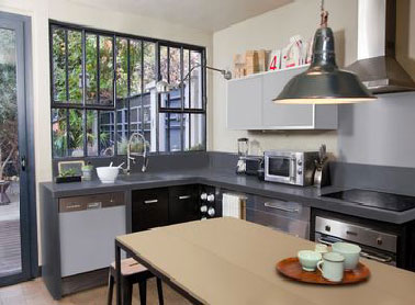 Pour repeindre toute la cuisine avec la même peinture dans un dégradé de gris et beige : pour les meubles et portes couleur gris New-Yorkais et noir finition satin, sur le plan de travail  couleur gris anthracite brillant, la crédence en Aluminium brossé, pour le plateau de la table couleur Beige Camel. Peinture rénovation Design & Vous Tollens en exclusivité chez Castorama.