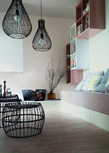 Des couleurs pastel dans un salon pour une ambiance cocooning. Peinture rose et blanc, bleu ciel et jaune pâle avec les coussins, parquet chêne blanchi, un peu de noir et l’ambiance couleur salon est sans faute de goût. Peinture dépolluante Castorama.