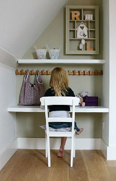 Rangement et aménagement optimisés avec 2 étagères d’un bureau dans un coin de chambre pour que l’enfant profite de toute la place pour ranger ses affaires scolaires. 