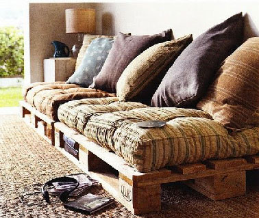 Doublé gagnant avec ce lit en palette qui devient banquette le jour avec de gros coussins. Un concept double fonctions pour un meuble en palette pratique dans un petit appart ou lorsqu’il est partagé.