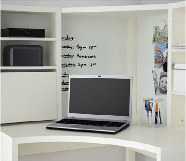 Dans une petite chambre d’enfant, le bureau d’angle muni d’étagères est parfait pour gagner de la place. avec ce bureau Ikea équipé d’un tableau magnétique on gagne même en organisation. Réf : Micke Poste de travail d'angle Ikea