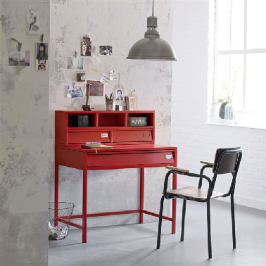 Un bureau en métal rouge voilà de quoi motiver un ado à faire ses devoirs dans sa chambre ! en plus, il est pratique avec un tiroir sous le plateau et des niches de rangement.  Réf : Bureau métal, Hiba, 249 € La Redoute 