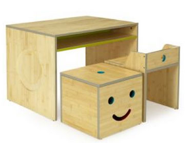 Avec sa chaise et son coffre à jouet qui se glissent sous le bureau en bambou, voilà de quoi ravir les bambins. Les bords des meubles soulignés d'un liseré taupe et vert ajoutent une fantaisie. Réf : Bureau gamme Zamboo, prix 161,97 € Alinéa