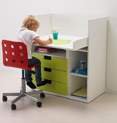 Un bureau pratique pour une chambre d’ado avec ses 3 grands tiroirs pour le rangement des affaires scolaires. Caisson du meuble blanc, les tiroirs sont disponibles en vert, noir, rose, bleu et ton bouleau. dim :90x79x102 cm Bureau Stuva Ikea