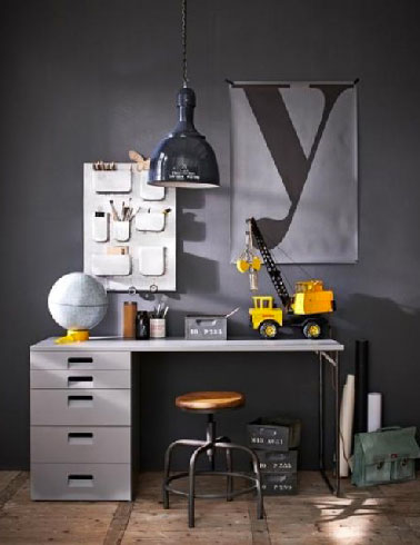 Dans une chambre d'ado, l'ordre sur le bureau vintage est assuré par 3 tiroirs et un placard en bonus. Réf : Bureau enfant en bois Loft Nordic Factory 577 € La Redoute