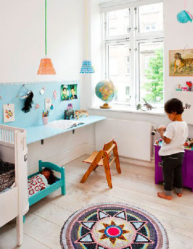 Pour multiplier les activités dans sa chambre voilà un bureau pratique pour un enfant en bas âge. Fabriqué avec 2 planches bois ce bureau ne prend pas de place dans la chambre, chaise et paniers peuvent se ranger sous le grand plateau.