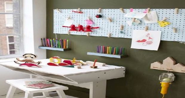 Un bureau pour enfant dans une chambre, le bon plan déco. Rangements pratiques, à aménager avec plateau, étagères et casiers, idées de bureaux fonctionnels