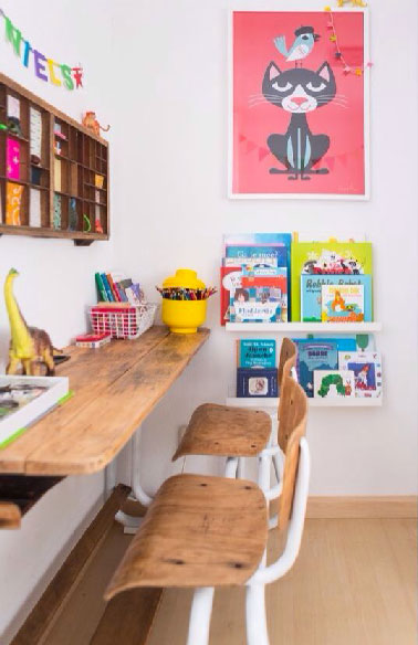 Tout en bois avec un plateau posé sur des tréteaux le long du mur un bureau pour ne pas envahir l'espace de jeu de l'enfant. Un coin bureau esprit déco récup avec 2 chaises confortables, casiers de rangement et porte-revue mural chinés. 