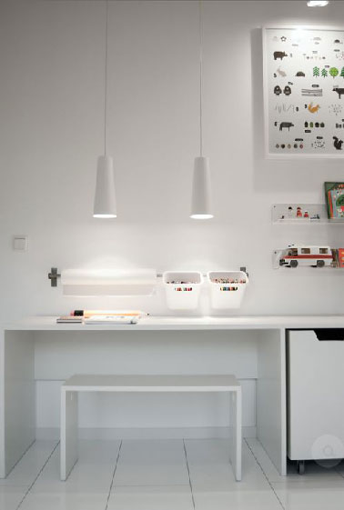 Un mur de la chambre réservé à l’installation d’un bureau dans une chambre d’ado pour travailler dans un décor zen favorable à la concentration. A fabriquer avec des planches de stratifié pour limiter les coûts.
