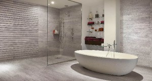 Le carrelage de salle de bain, mural, sol ou de douche est apprécié pour sa solidité son entretien facile et son aspect déco. Déco Cool vous dit tout ce qu’il faut savoir avant de poser du carrelage dans la salle de bain.