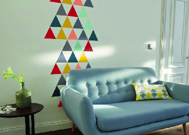 Changer la peinture salon alors que les couleurs sont déjà en place avec le mobilier peut être risqué. Par contre, ajouter de la couleur au salon en déco murale sur un mur blanc est une bonne idée.