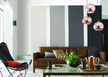 Pour une déco moderne, une couleur salon déclinée en nuances de gris donne du relief au coin canapé. Ici, 4 couleurs de peinture grise de gris perle à gris graphite Peinture Colours Collection Castorama.