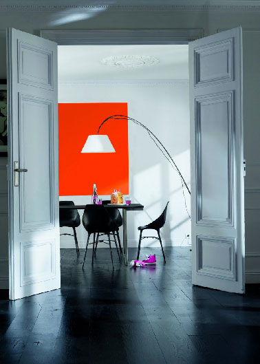 Orange, une couleur puissance qui donne au salon une allure moderne lorsqu'elle rencontre une dominante de blanc. Couleur Potiron et Blanc Collection Colours Collection Castorama