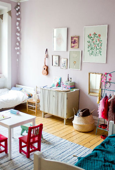 Entre les jouets, les robes et les dessins c’est souvent une ribambelle de couleurs dans la chambre d’une fille, alors une peinture neutre gris légèrement teintée de rose ça permet de bien dormir. 